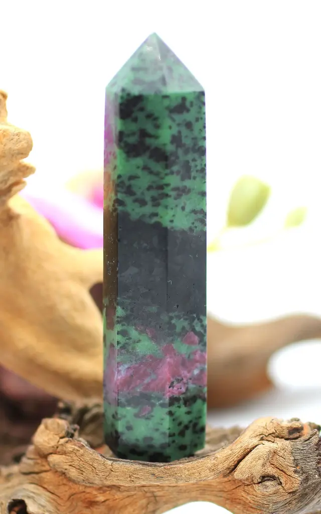 Obélisque en Zoïsite rubis