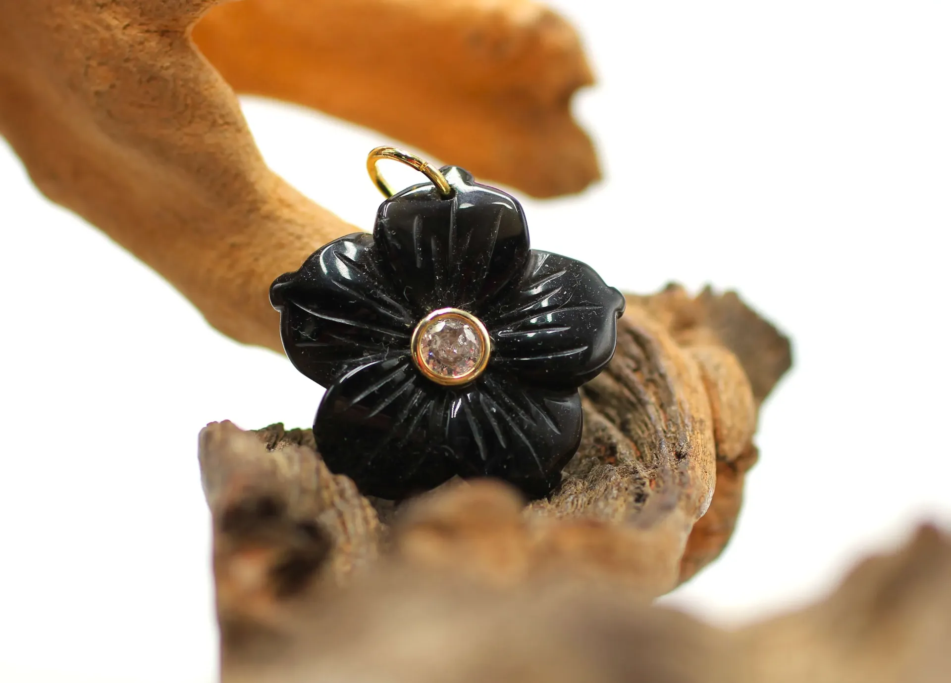 Pendentif Fleur d'hibiscus en Obsidienne noire et Zircon