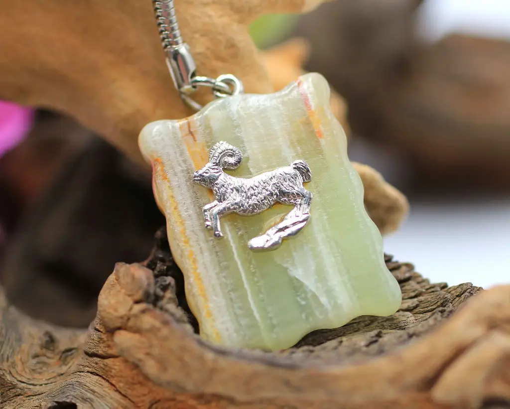 Porte-clé en Onyx vert et signe du Bélier