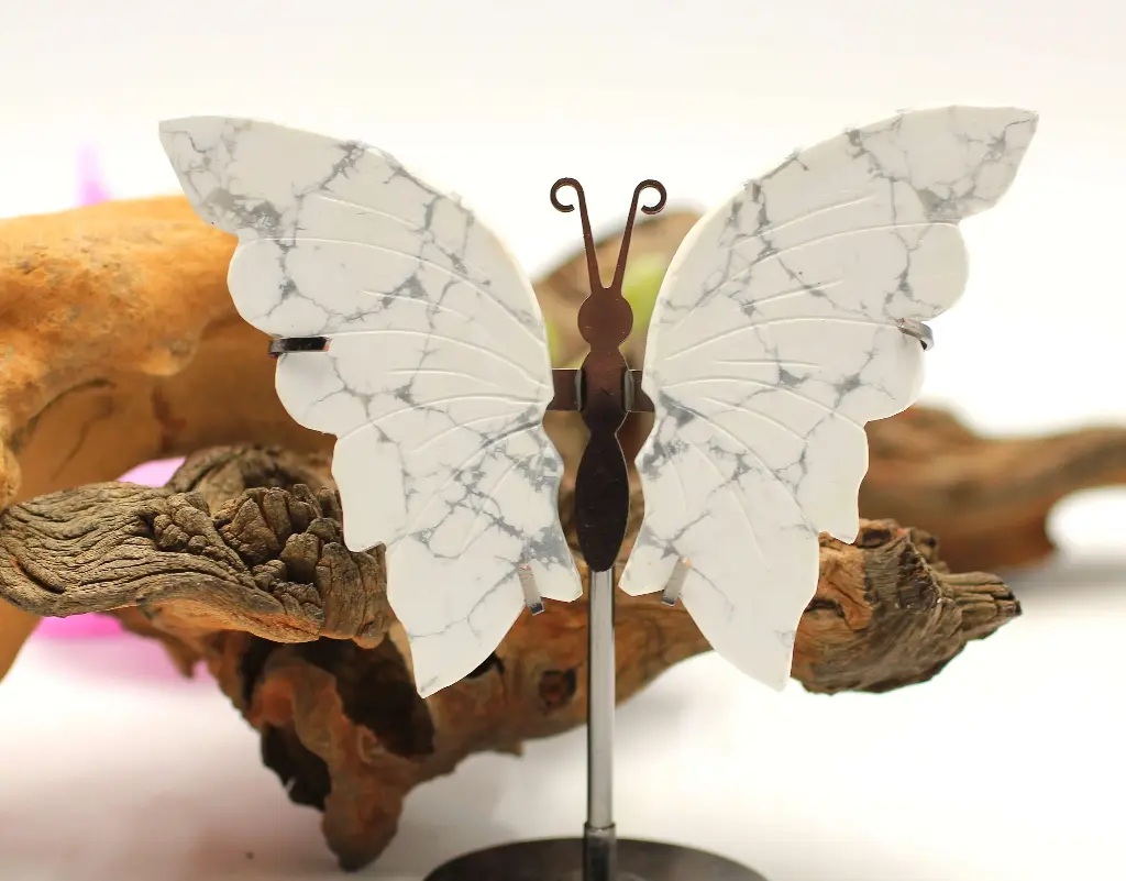 Papillon sur pied en Howlite