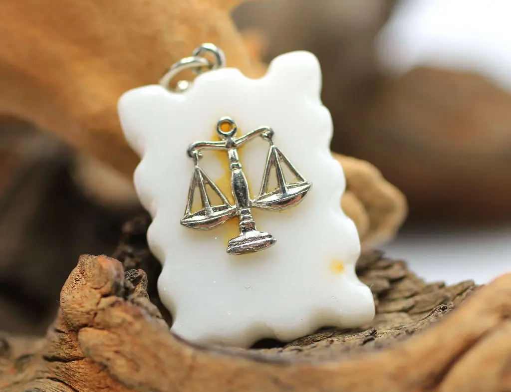 Porte-clé en Marbre blanc et signe de la Balance