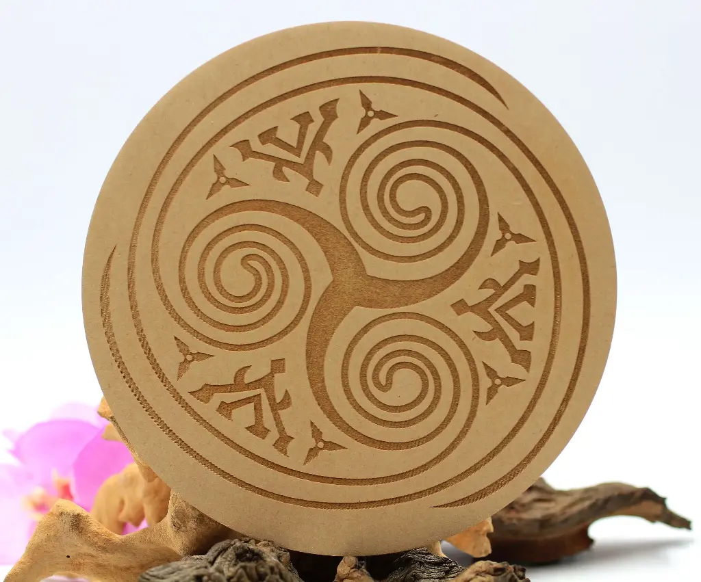 Plaque en bois et Motif Triskèle