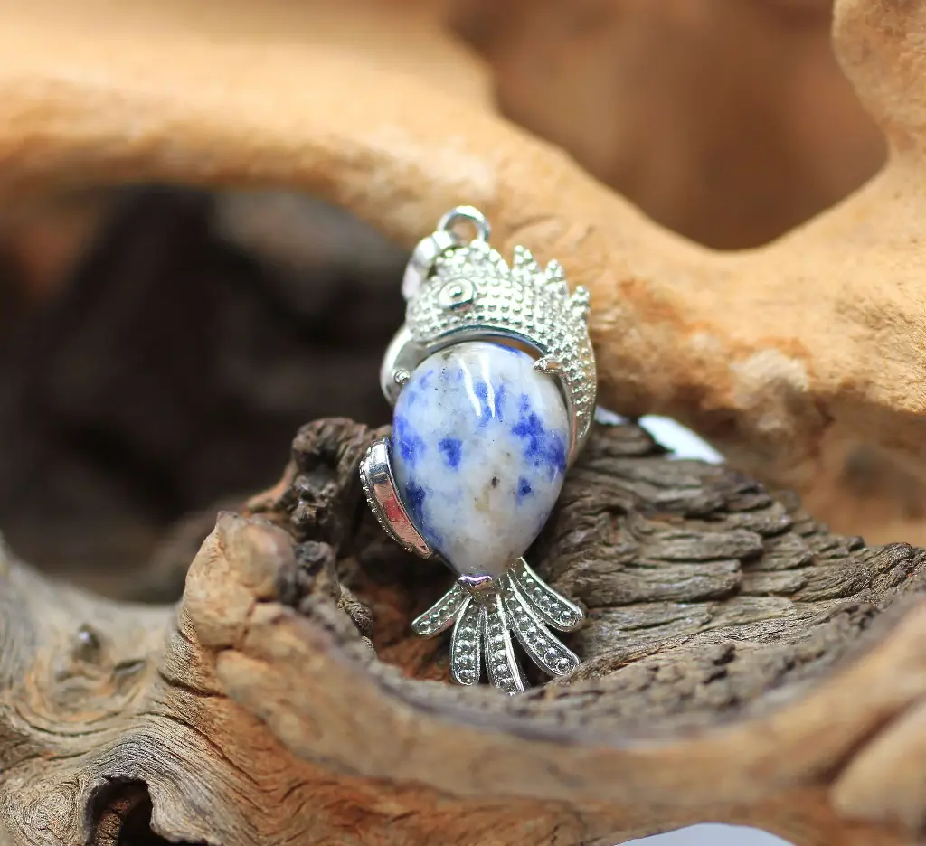 Pendentif perroquet en Sodalite