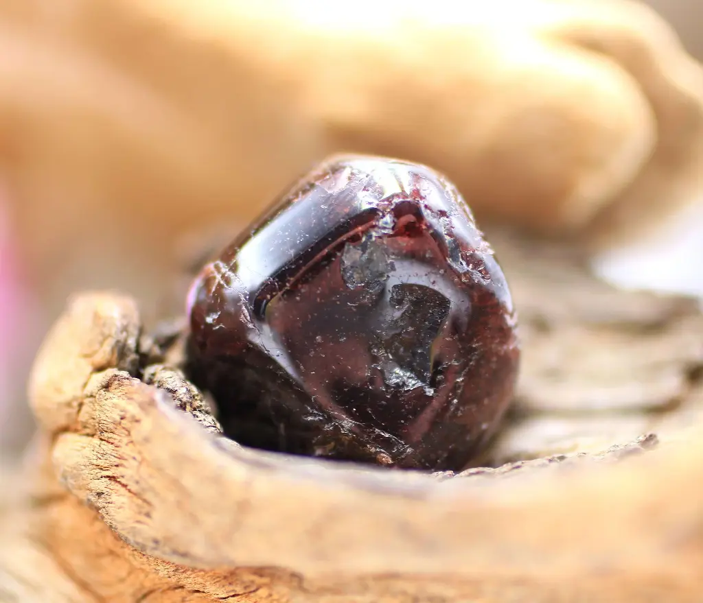 Grenat almandin roulé