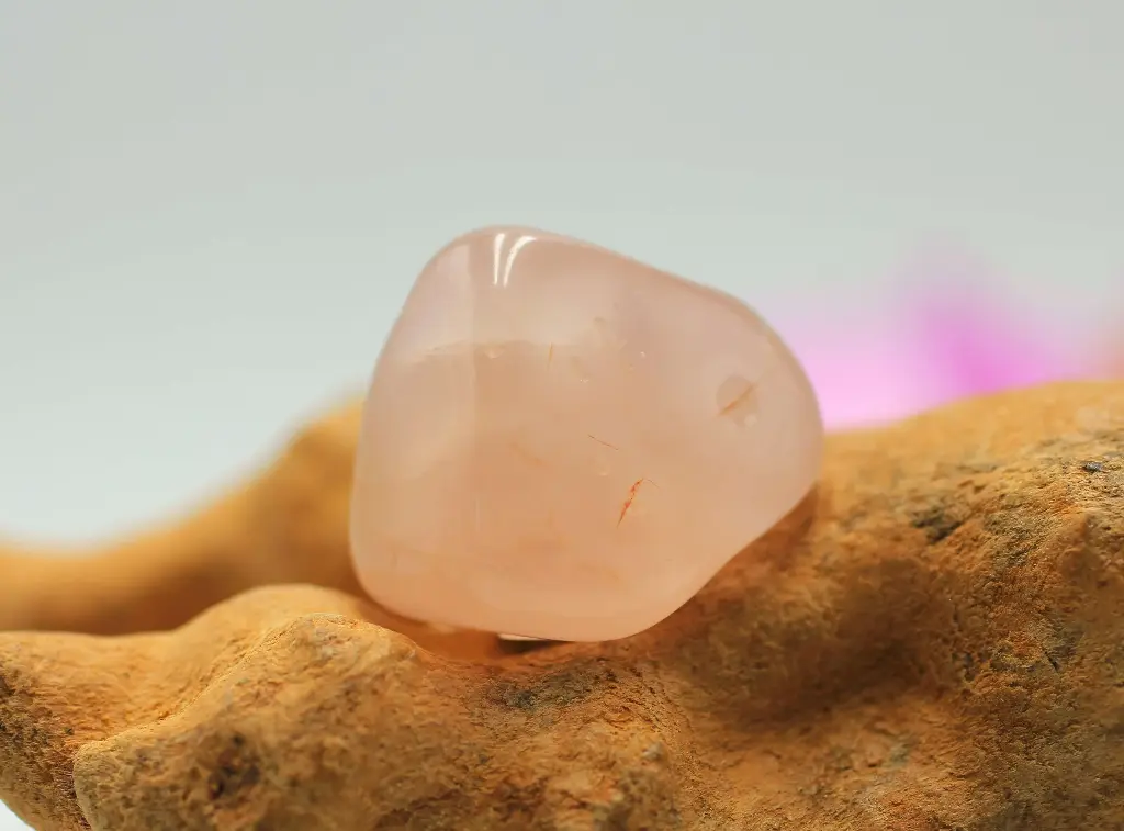 Calcédoine rose roulée