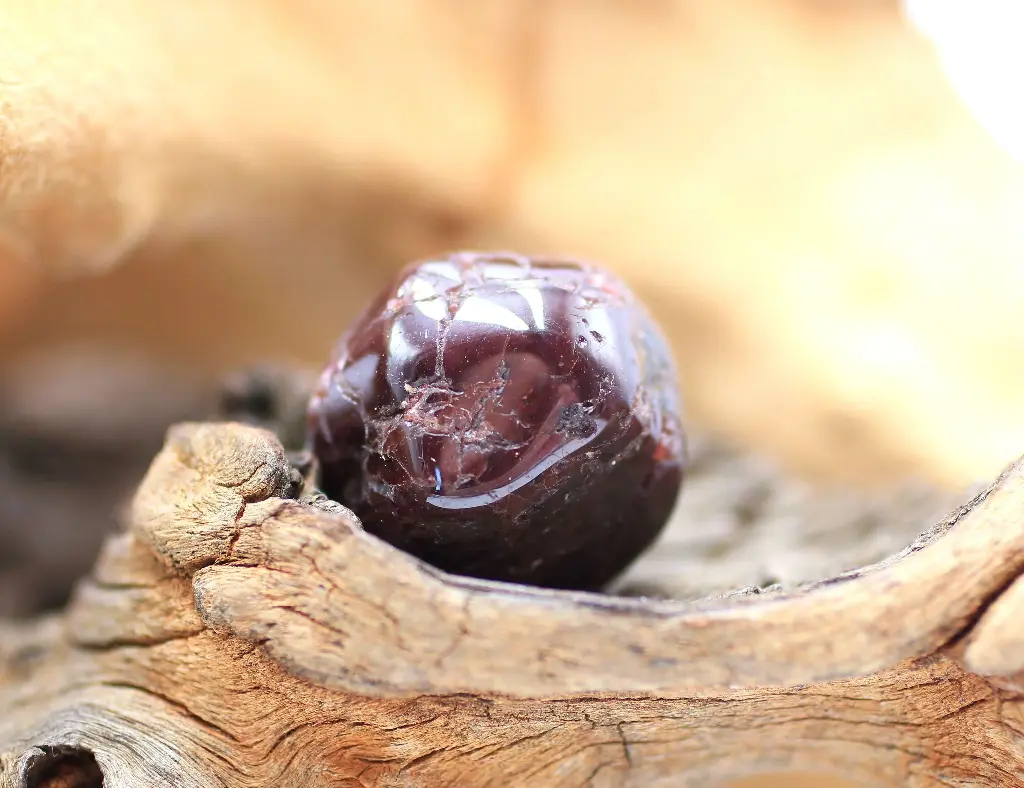 Grenat almandin roulé