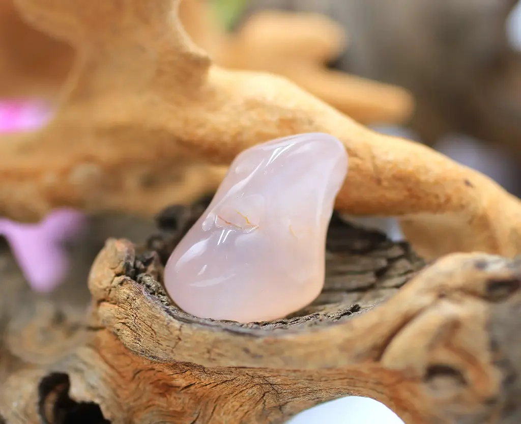 Calcédoine rose roulée