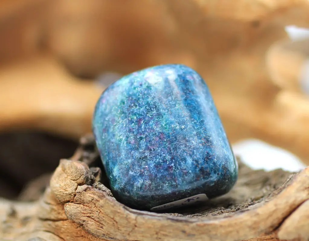 Fuschite avec Rubis et Cyanite bleue roulé