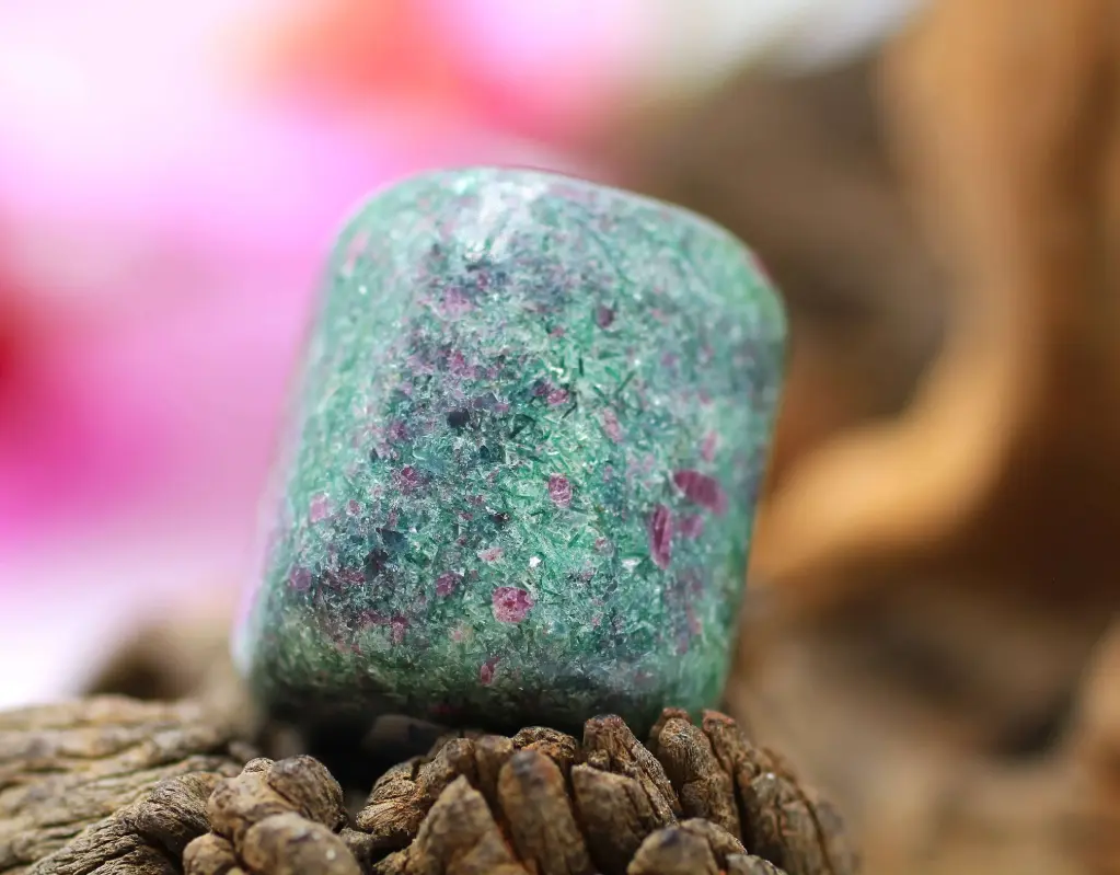 Fuschite avec Rubis et Cyanite bleue roulé