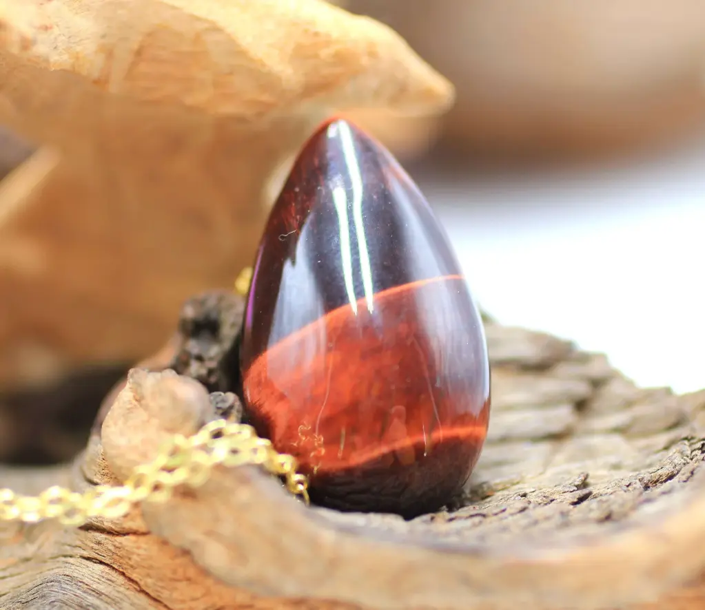 Pendentif goutte en Œil de taureau (avec chaine dorée)