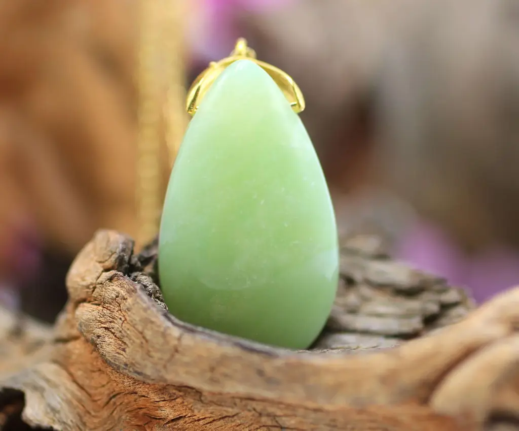 Pendentif goutte en Jadéite (avec chaine dorée)