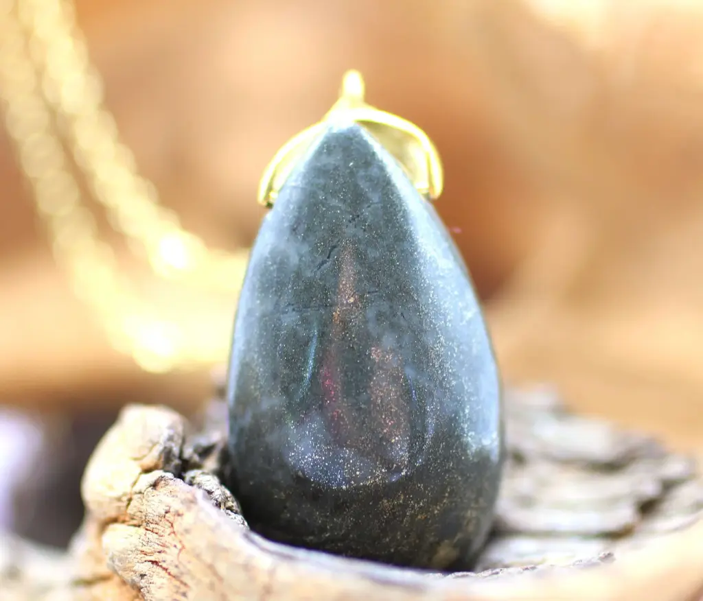 Pendentif goutte en Pyrite (sur chaine dorée)