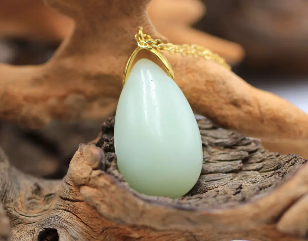 Pendentif goutte en Jadéite (avec chaine dorée)