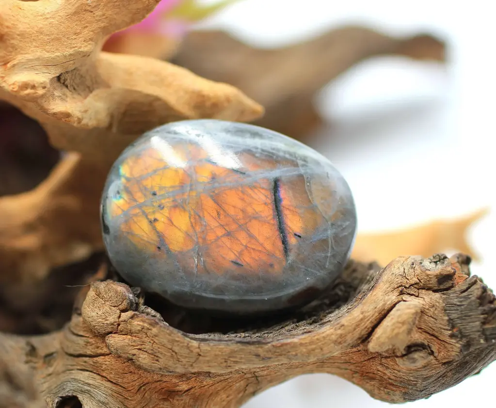 Galet plat en Labradorite rose