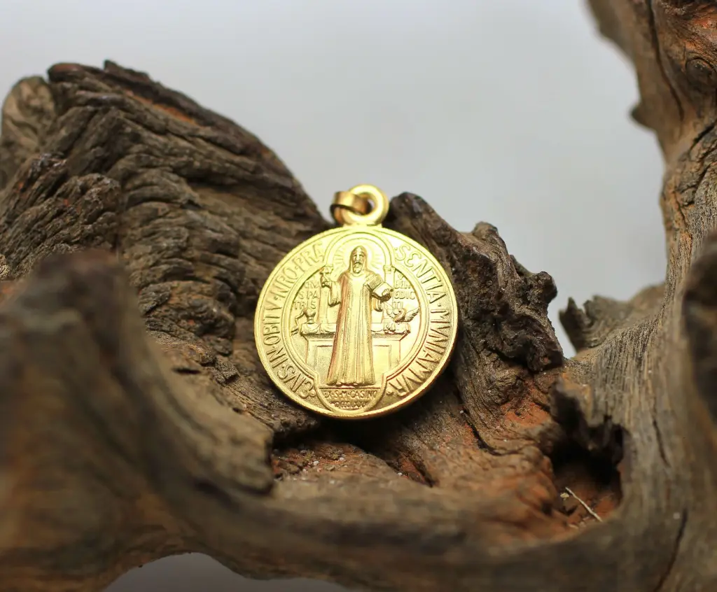 Pendentif Médaille Saint Benoit dorée