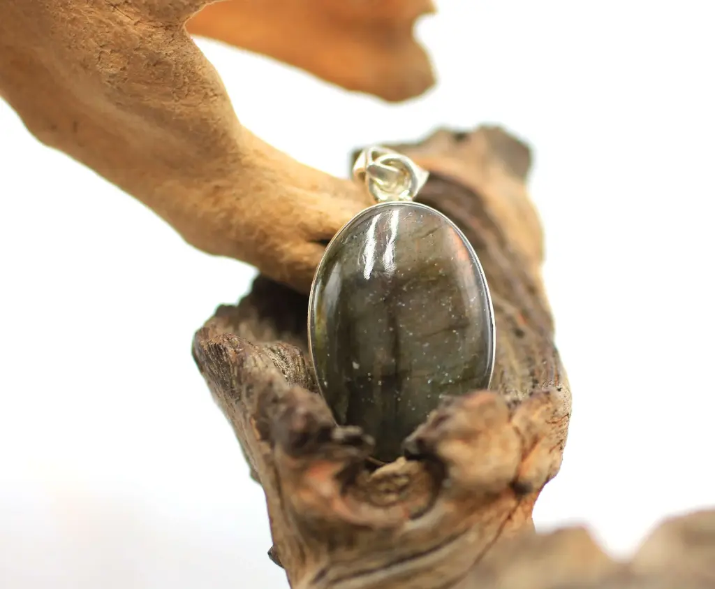 Pendentif en Argent 925 et en Labradorite violette