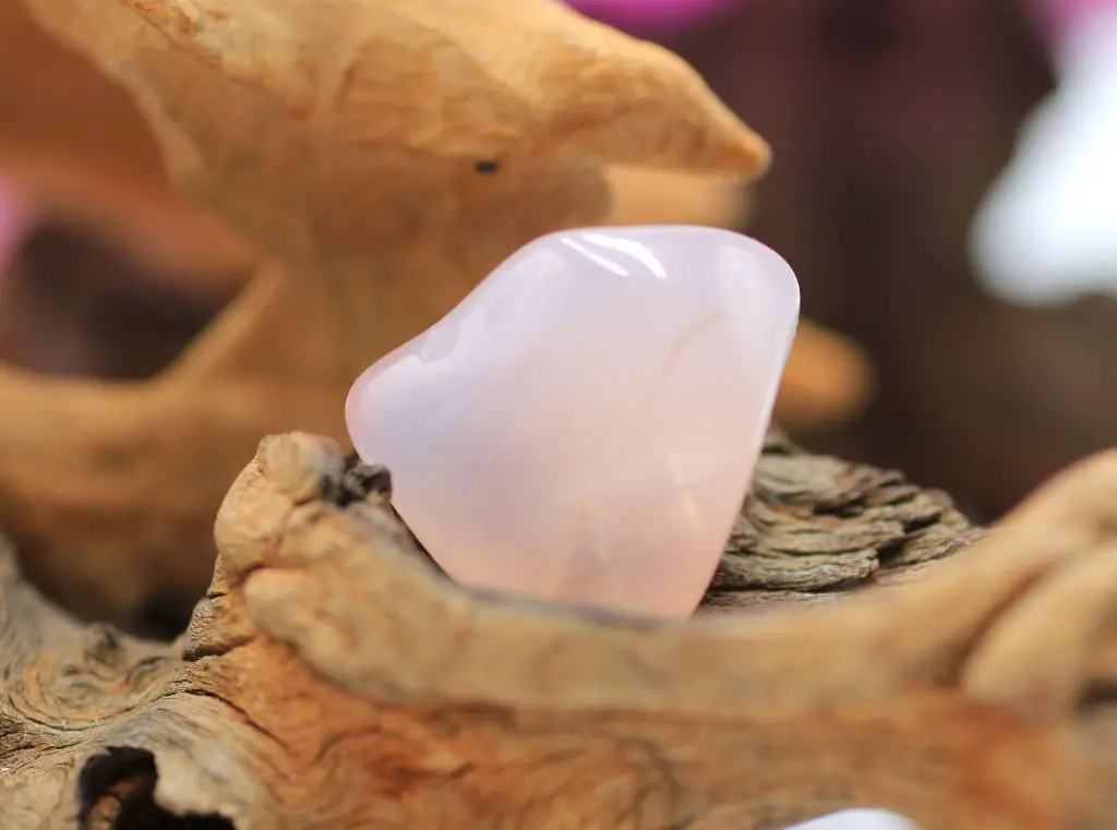 Calcédoine rose roulée