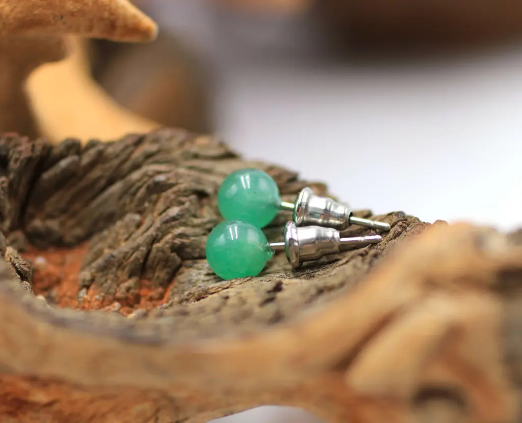 Boucles d'oreille clou en perles 6mm en Aventurine verte 