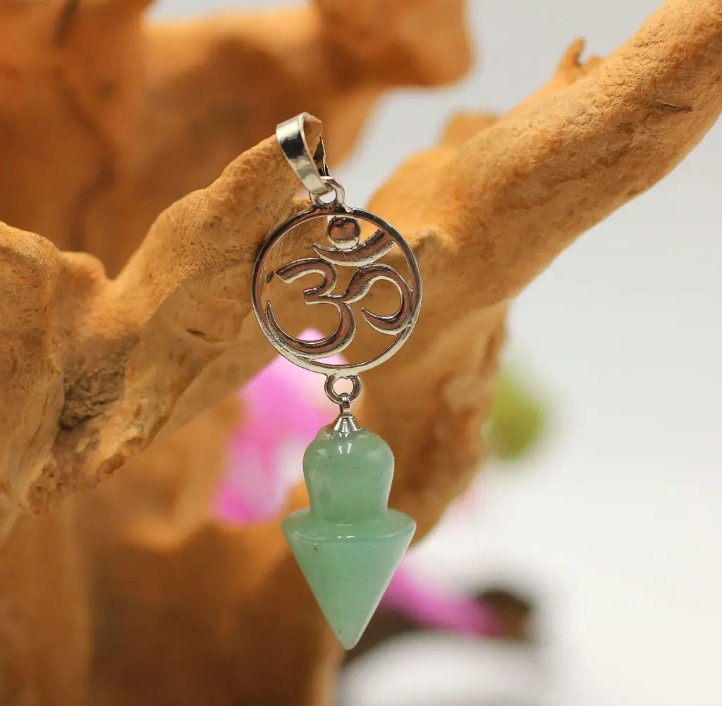 Pendentif pointe en Aventurine verte et Symbole Om