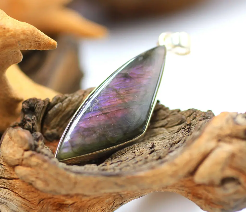 Pendentif en Argent 925 et en Labradorite violette