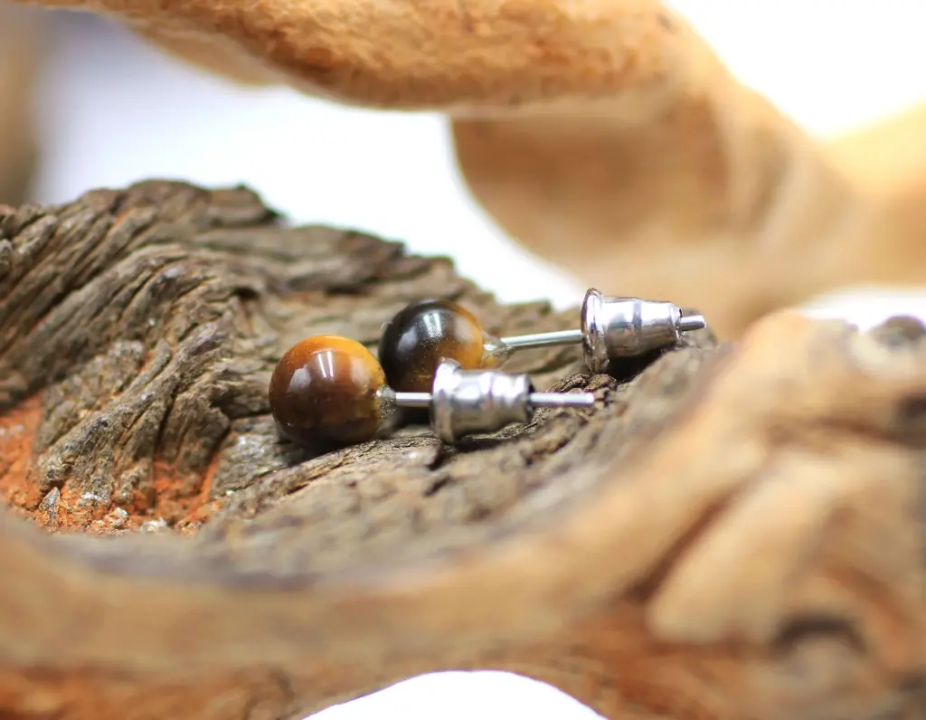 Boucles d'oreille clou en perles 6mm en Œil de tigre