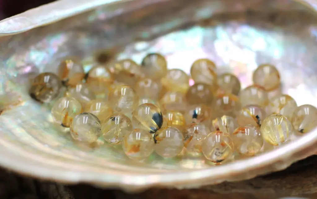 Perle 6mm en Quartz rutile avec inclusion d'Hématite