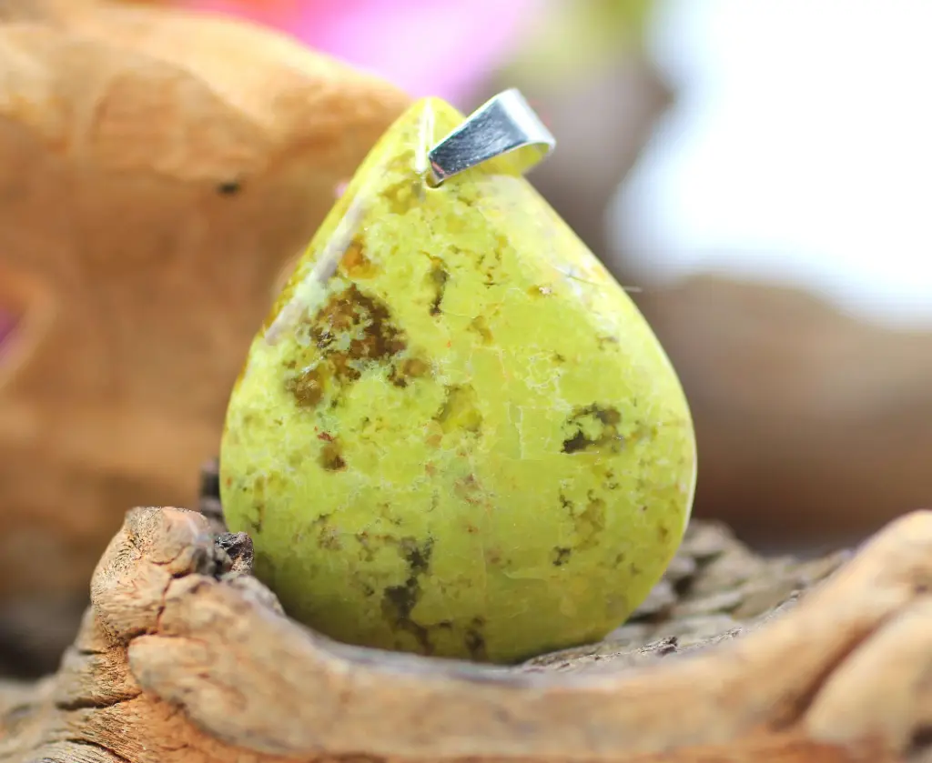 Pendentif goutte en Opale verte