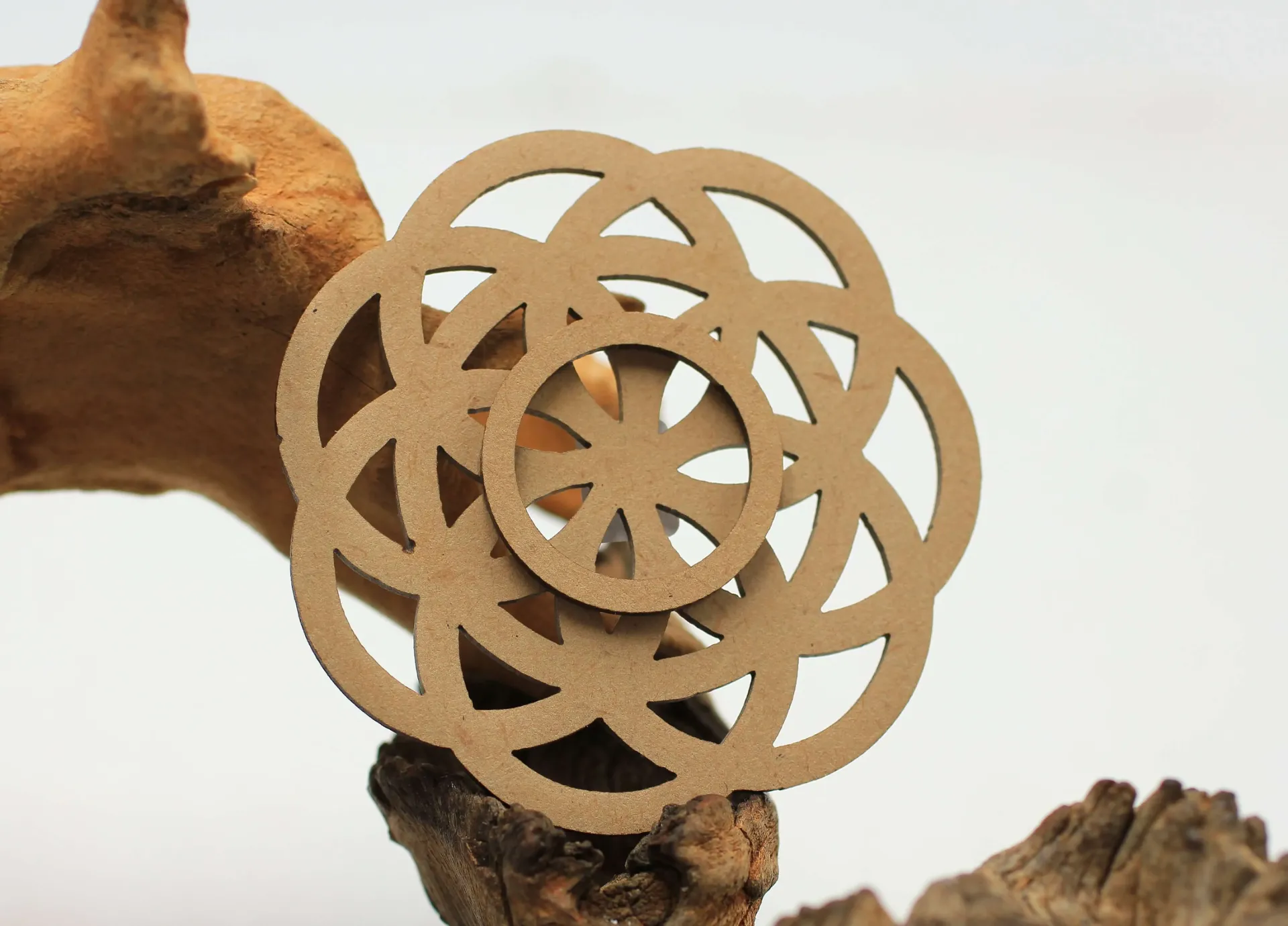 Support pour sphère en bois et Motif Graine de vie