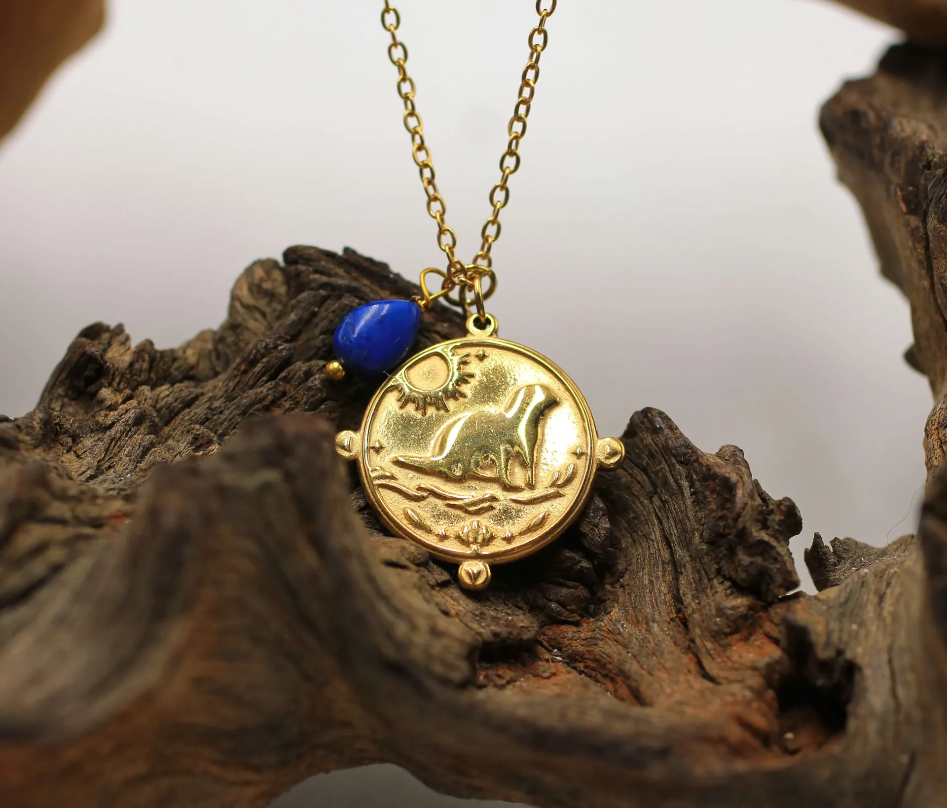 Chaine en acier doré et Médaille Totem Loutre et Lapis-lazuli