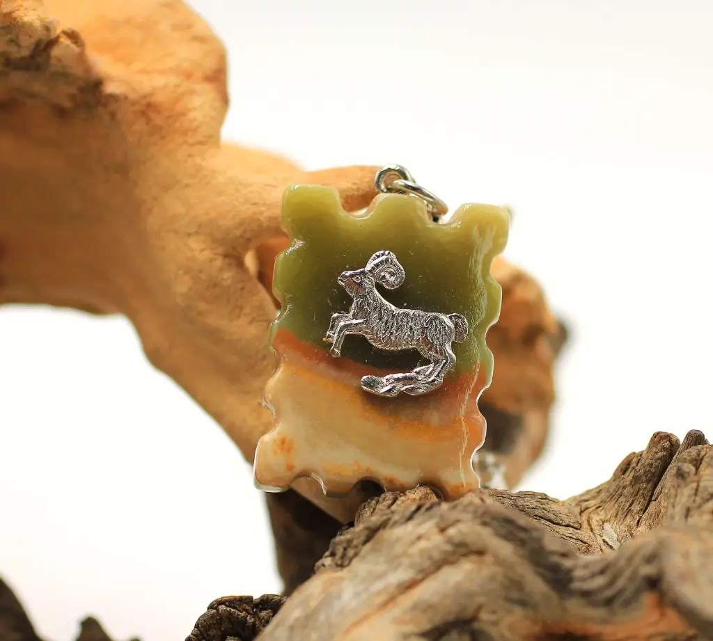 Porte-clé en Onyx vert et signe du Bélier