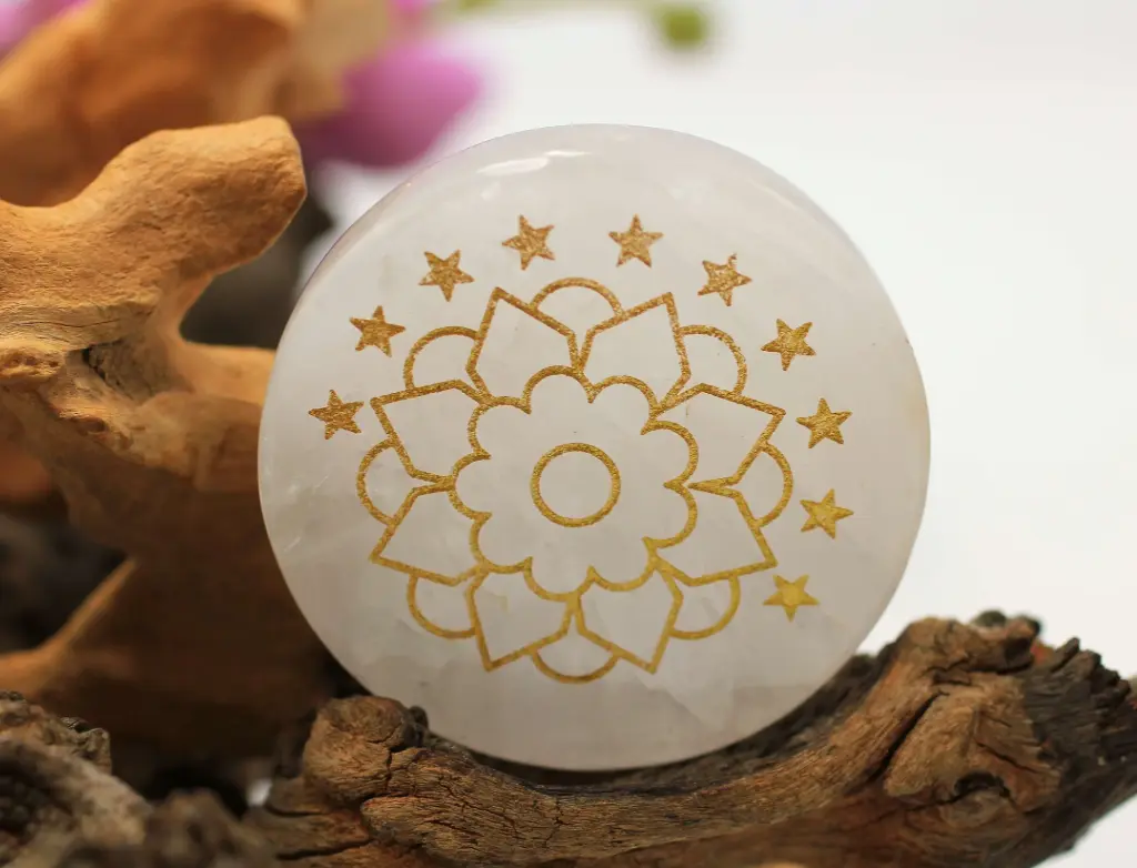 Disque en Cristal de roche et Symbole Fleur de lotus