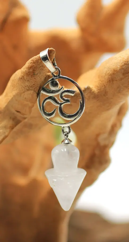 Pendentif pointe en Cristal de roche et Symbole Om