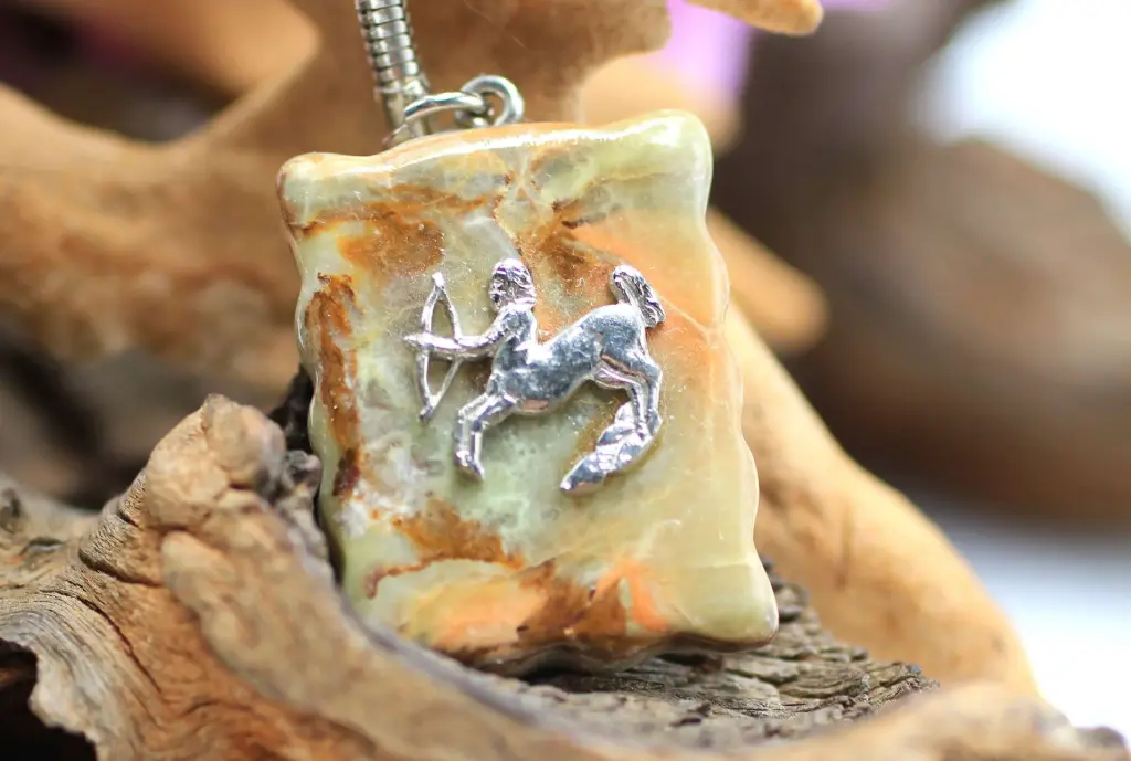 Porte-clé en Onyx vert et signe du Sagittaire