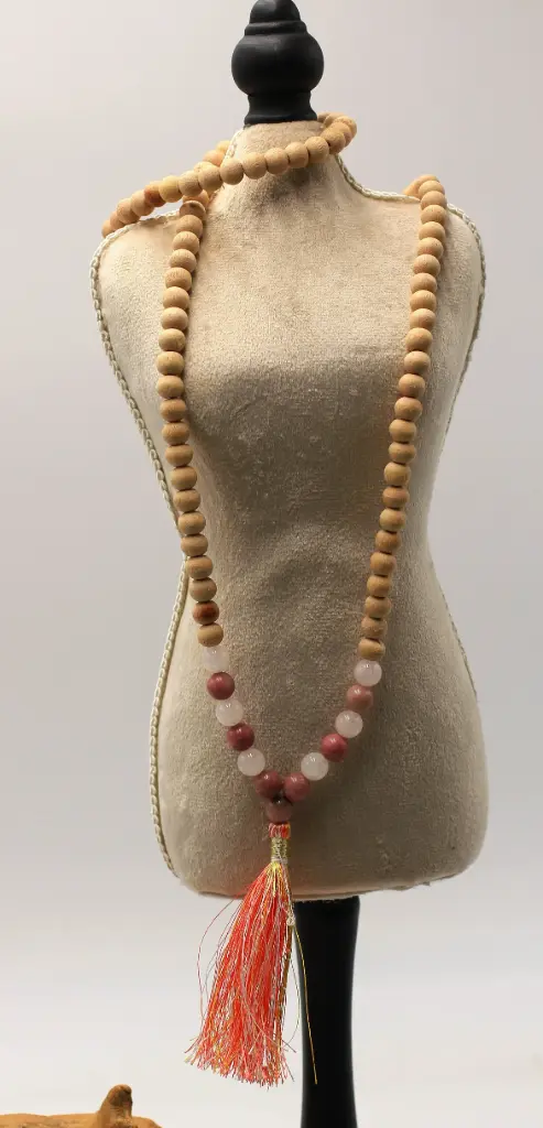 Mala en perles 8mm en Quartz rose, Thulite et graine de Tulsi