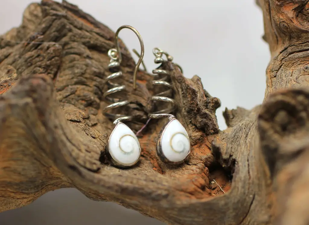 Boucles d'oreille spiralée en Argent 925 et en Œil de Sainte Lucie