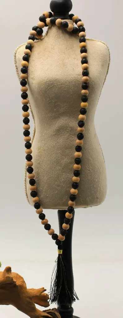 Mala en perles 8mm en Pierre de lave et graine de Tulsi