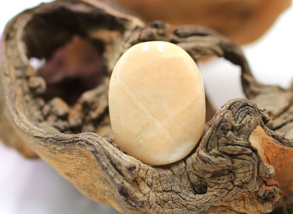 Galet "Anti-stress" en Pierre de lune pêche