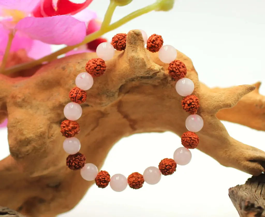 Bracelet en perles 8mm en Quartz rose et Rudraksha