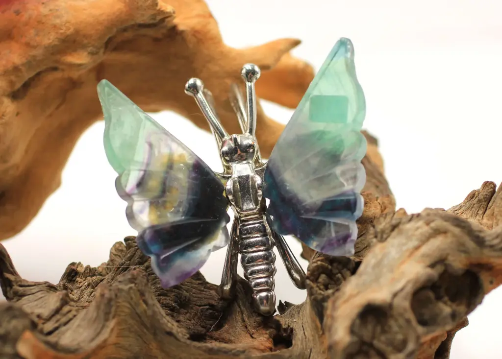 Papillon en Fluorite arc-en-ciel