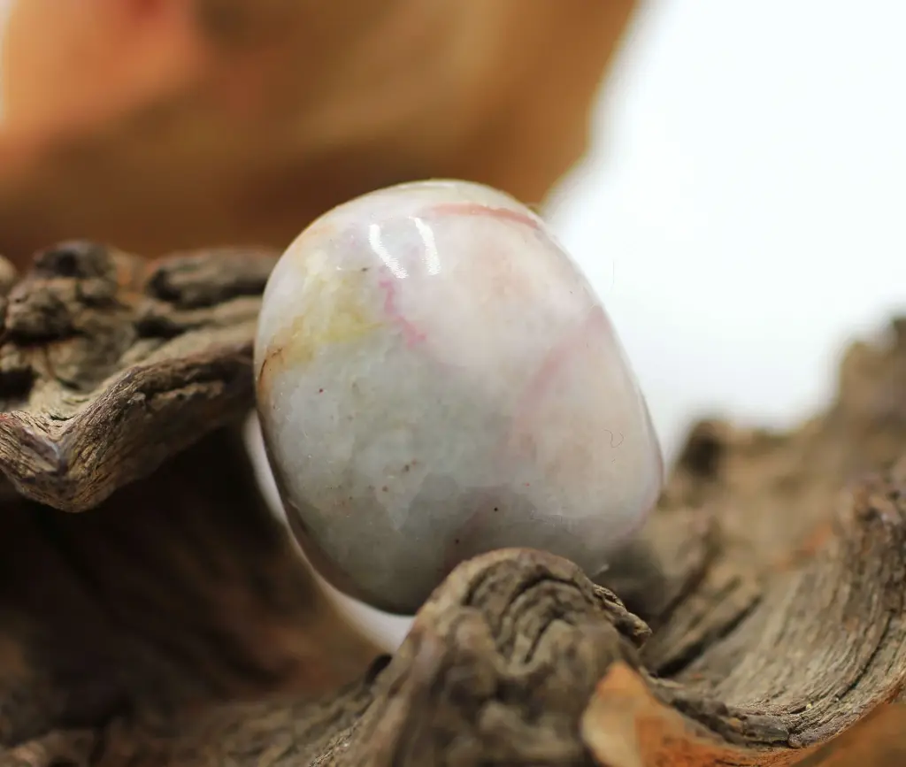 Albite sur Morganite roulée