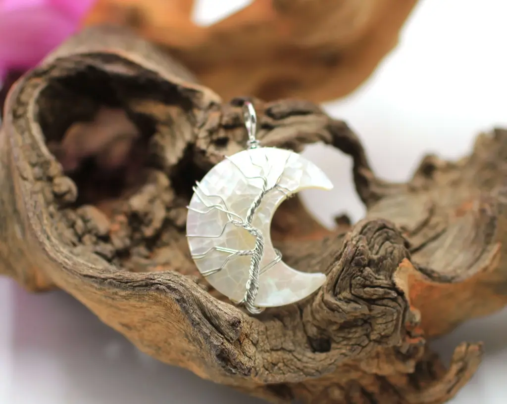 Pendentif Arbre de vie et Croissant de lune en Nacre
