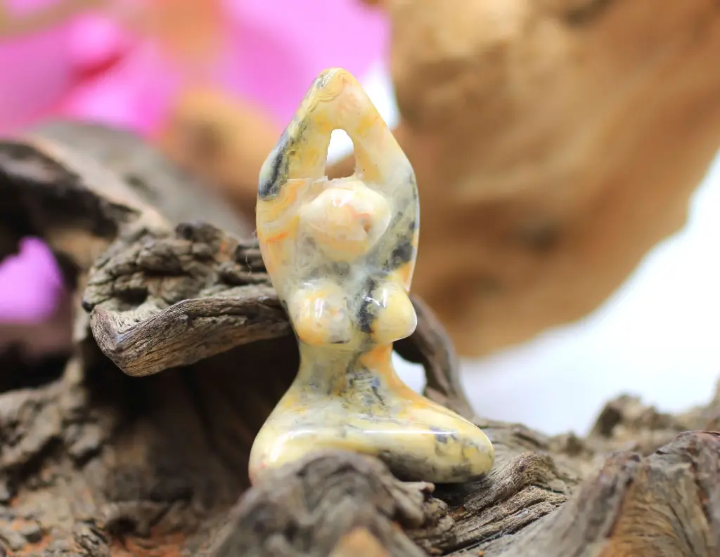 Déesse méditation en Agate crazy lace jaune