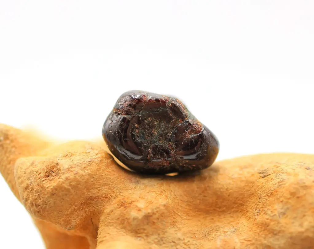 Grenat almandin roulé