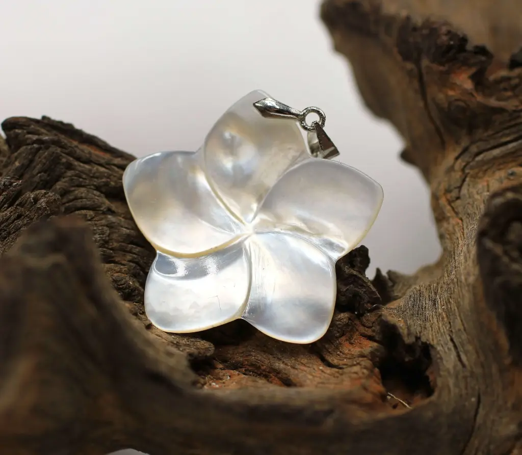 Pendentif Fleur de Tiaré en Nacre