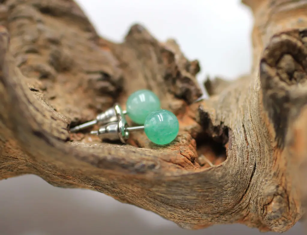 Boucles d'oreille clou en perles 6mm en Aventurine verte