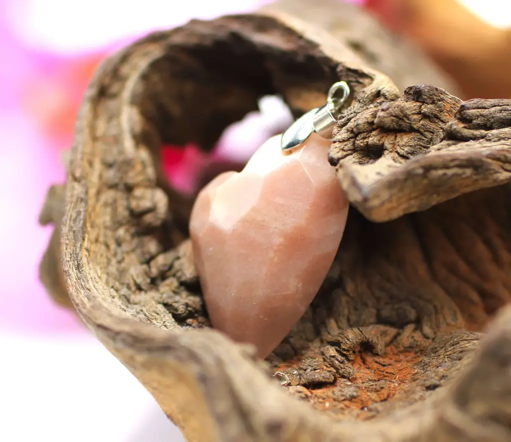 Pendentif cœur facetté en Pierre de lune pêche