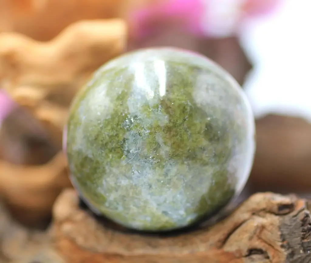 Sphère en Vésuvianite
