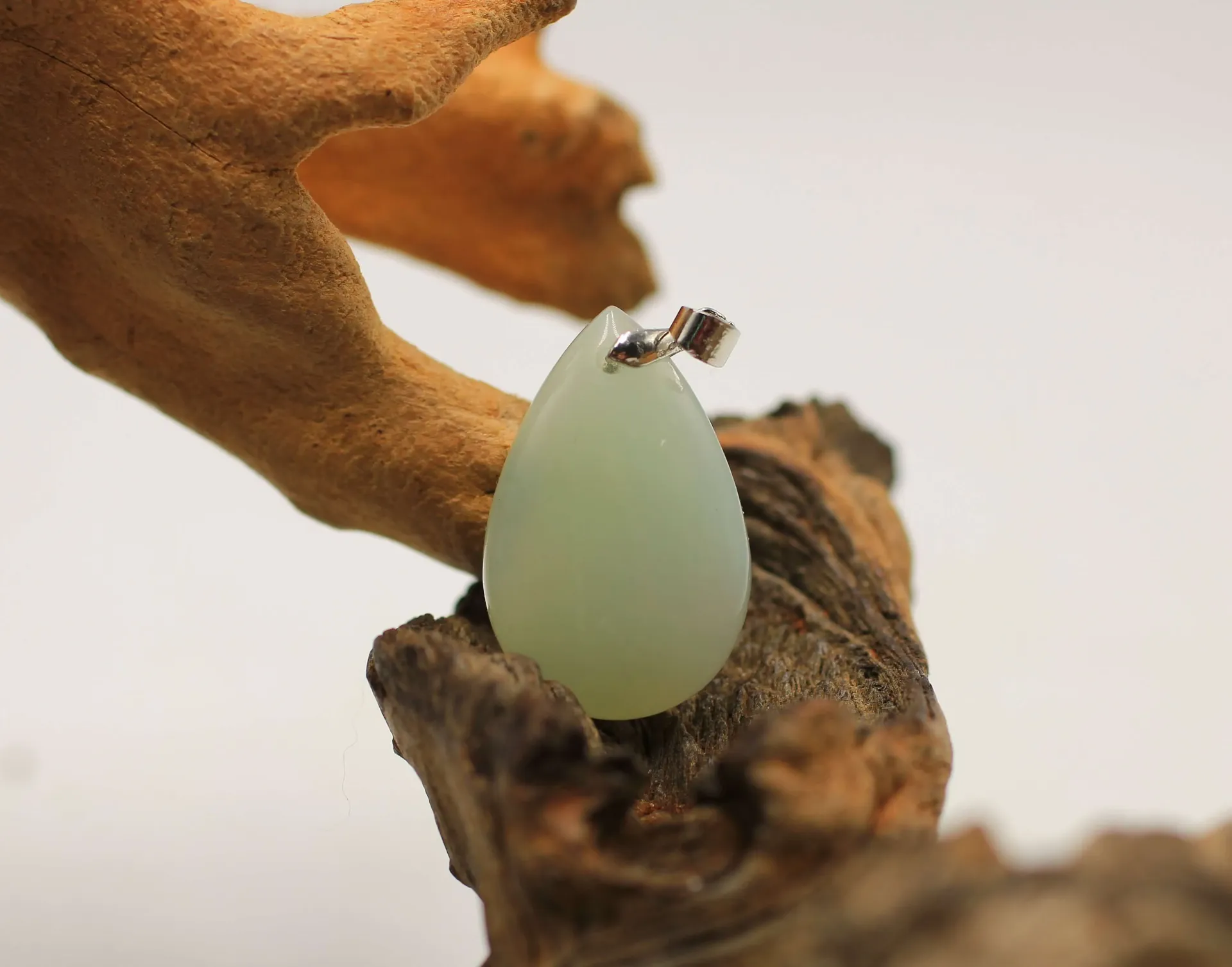 Pendentif goutte en Jadéite