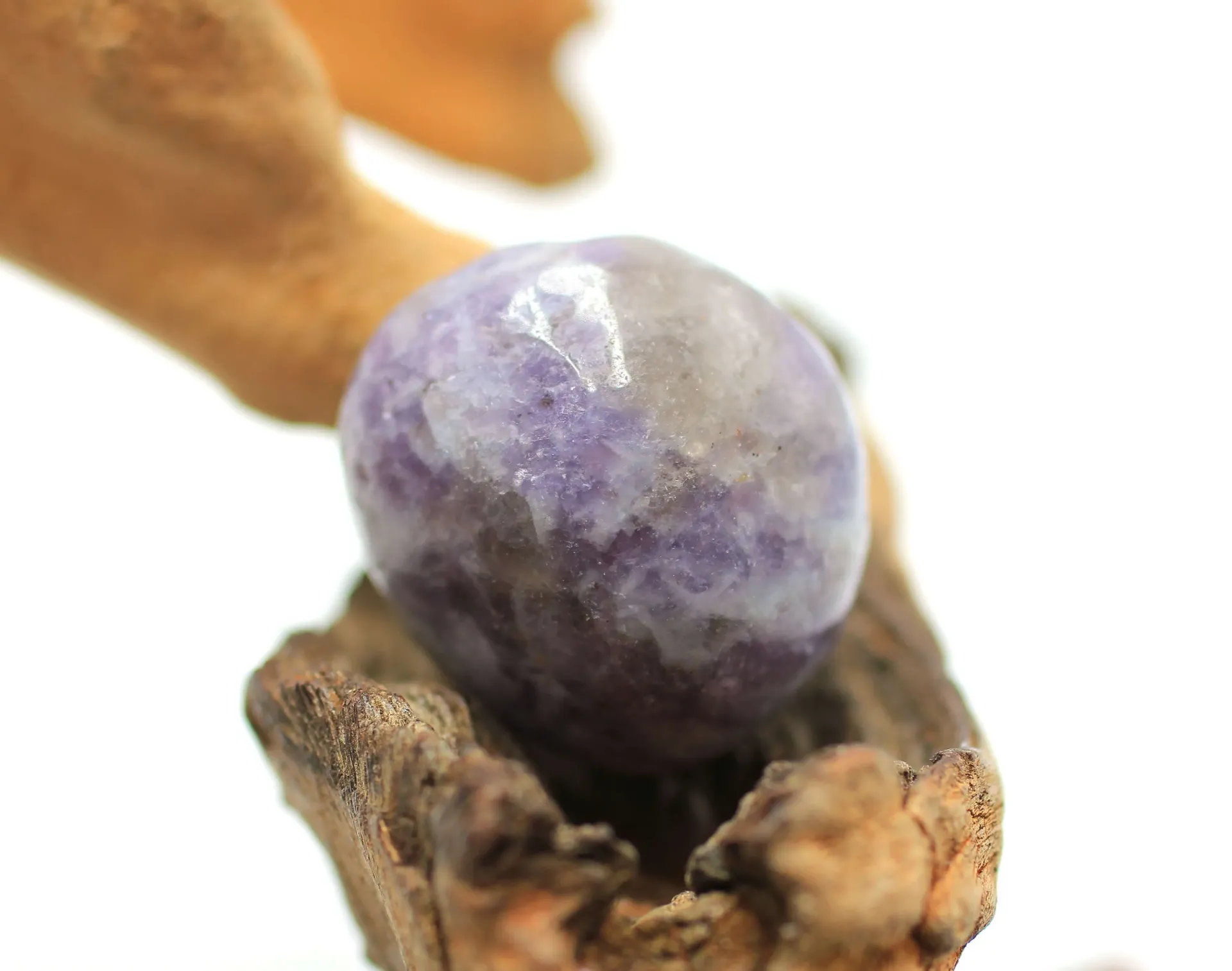 Tourmaline rose sur Eudialite roulée