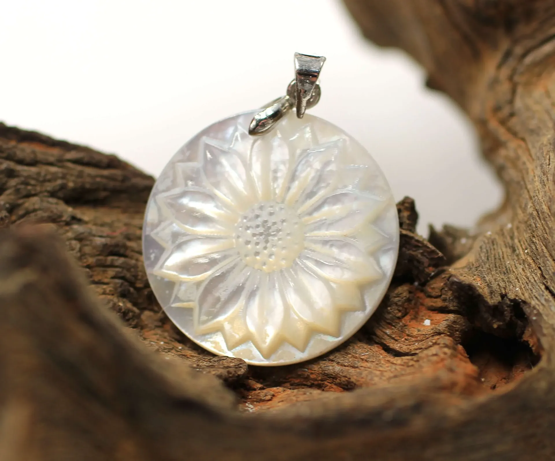 Pendentif fleur en Nacre